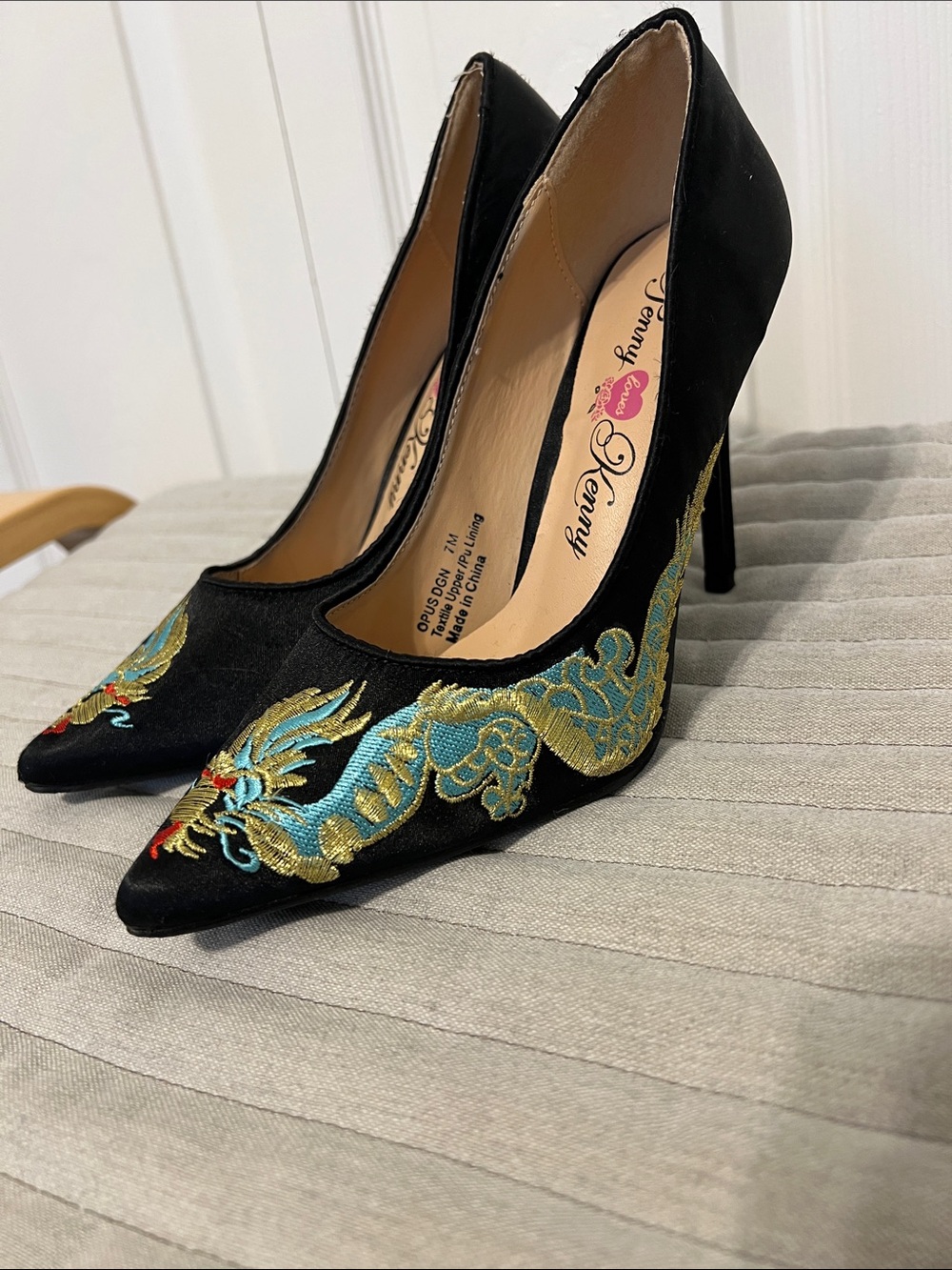 Black Embroidered Dragon Pointed-Toe Pumps - Women Shoes
